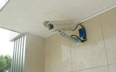 连接电源与信号线,调整监控摄像头角度